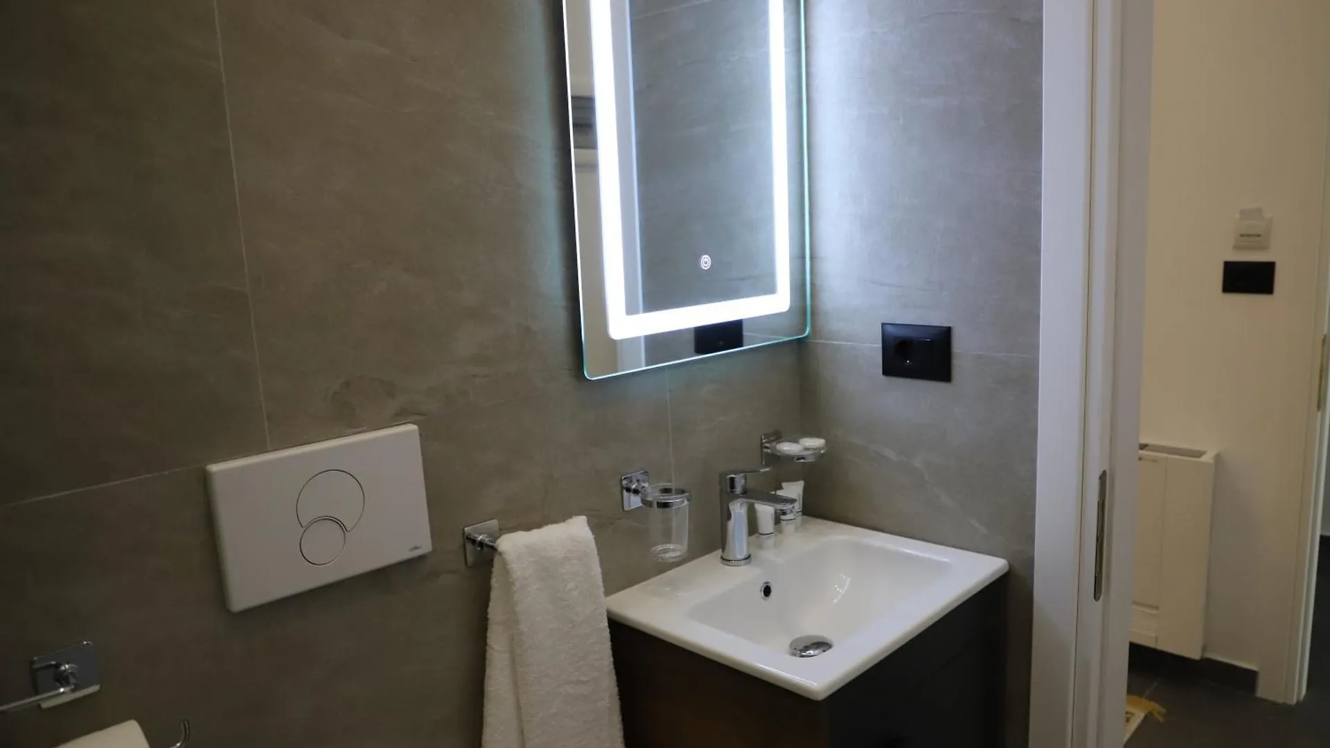 Hotel Kamsi Berat 5*,